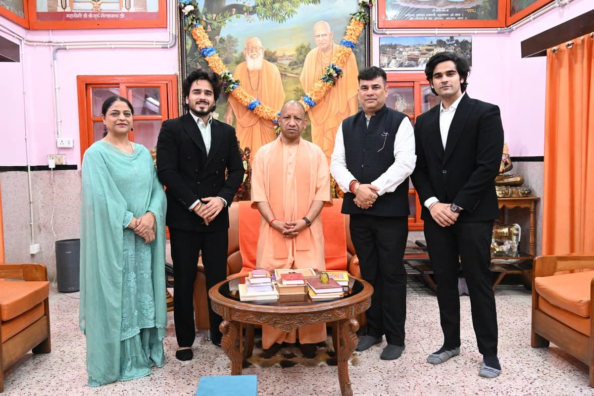 Rajvansh Gupta meeting Chief Minister Yogi Adityanath